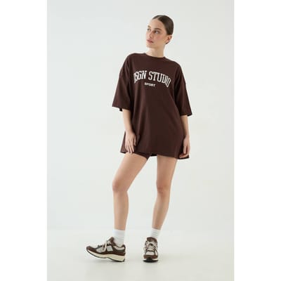 Dames Dsgn Studio Collegiate Bedrukt Oversized T-shirt | Dark Chocolate | Maat: XS