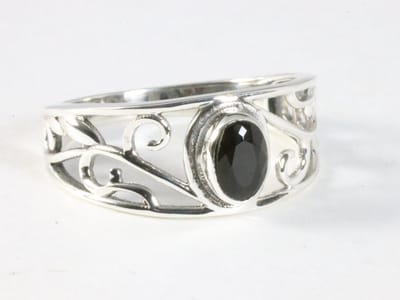Fijne opengewerkte zilveren ring met onyx - maat 16.5