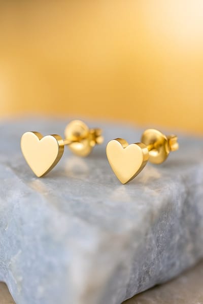 Lundholm Oorknopjes Dames Goudkleurig Hart - Premium Stainless Steel Jewellery Gold Plated - Kleine Hartjes Oorbellen Goud Verguld 5 mm - My Tweede Gaatje Oorknopjes plat - Vrouwen Cadeautjes - Kado Verpakking