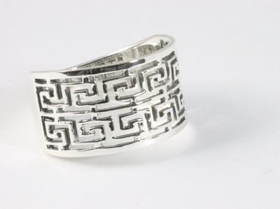 Opengewerkte zilveren ring met Grieks motief - maat 19