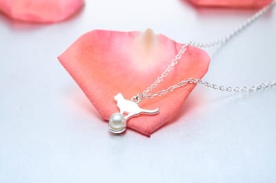 GoiedeDoelen.Shop | Ketting Cat on Ball | Ketting Met Kat | Ketting Met Poes | Dierenwelzijn | Katten Ketting | Poezen Ketting | Wellness-House
