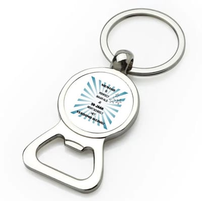 Akyol - 50 jaar sarah en abraham cadeau - flesopener - Hoera 50 jaar - jubileum man en vrouw - met opdruk - grappige tekst - jarig - verjaardag - grappige tekst - 9 bij 3 cm