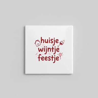 Grappige Nederlandse Quote Keramische Tegel “Huisje Wijntje Feestje” – Gezellige Wijn & Thuis Feestdecoratie – Decoratieve Tegel 15 × 15 cm