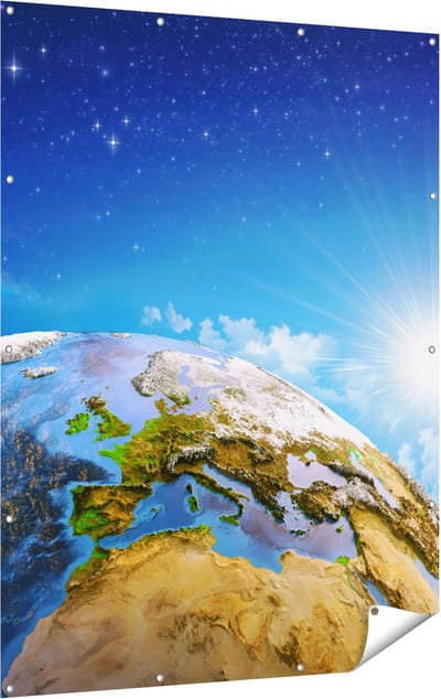 Gards Tuinposter Aarde vanuit de Ruimte op Europa - 120x160 cm - Tuindoek - Tuindecoratie - Wanddecoratie buiten - Tuinschilderij