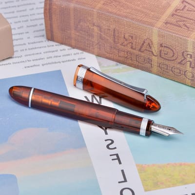 Elegante Driehoekige Piston Vulpen met Fijne Punt, Transparant Bruin Hars, Inclusief Cadeauverpakking en Schrijfaccessoires