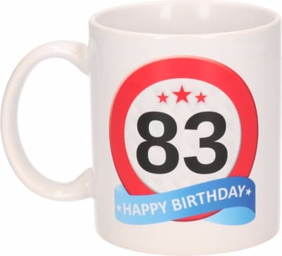 Beallatio Decorations - 83 jaar Verjaardag koffiemok - cadeau beker - stopbord print met happy birthday - 300 ml - keramiek - wit