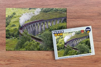 Puzzel Stoomtrein tussen het groene landschap in Schotland - Legpuzzel - Puzzel 1000 stukjes volwassenen