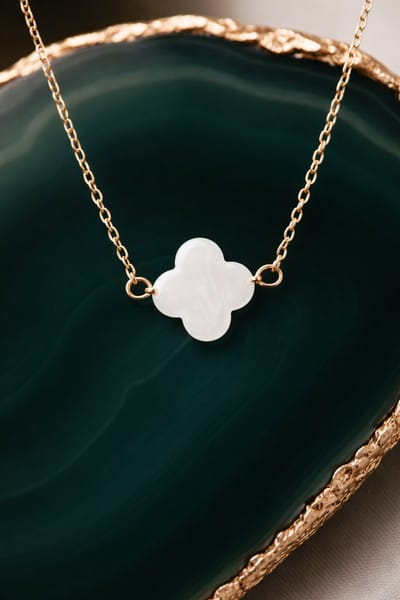 Lundholm luxe Ketting Dames Geluks Hanger - Geluks Ketting Goud Kleurig - Klavertje 4 hanger wit - Premium Stainless Steel Gold Plated - 40 + 5 cm - Minimalistische verfijnde Ketting