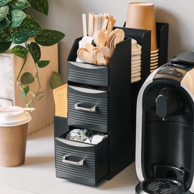 Famanu – Zwarte koffie- en thee-organizer met meerdere bakjes voor koffiecups, suiker, melk en roerstaafjes, ideaal voor thuis of kantoor