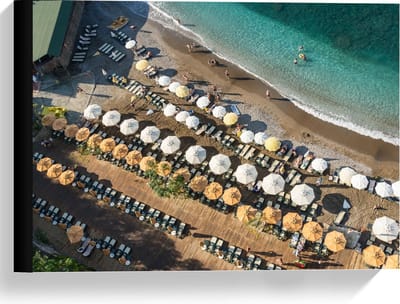 Canvas  - Groot Strand met Parasols en Blauwe Zee - 40x30cm Foto op Canvas Schilderij (Wanddecoratie op Canvas)