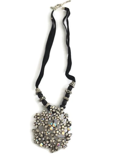 Petra's Sieradenwereld - Ketting suède zwart met strass hanger (729)