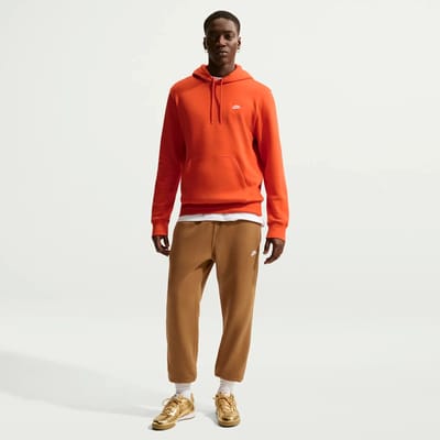 Nike m nk club bb jogger in de kleur bruin.