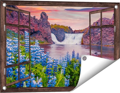 Gards Tuinposter Doorkijk Waterval met Blauwe Lupine Bloemen - 60x40 cm - Tuindoek - Tuindecoratie - Wanddecoratie buiten - Tuinschilderij