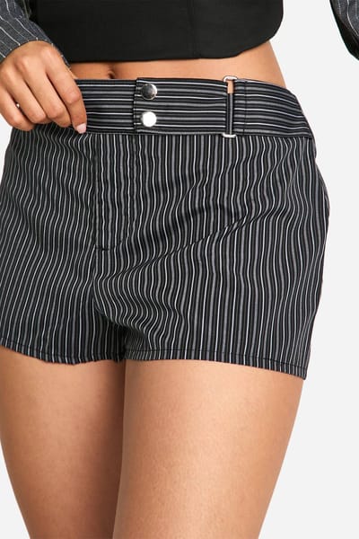 boohoo Dames Op maat gemaakte Nadelstrepen Micro-Shorts | Zwart | Maat: 42