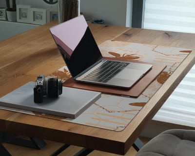 Coloray Bureau Onderlegger - Bijen Bloemen Honing Bureau Pad - 100 cm x 50 cm - Beige Bureau Onderlegger - Bureau Mat - Bureaumat - Onderlegger Bureau - Bureau Onderlegger Groot