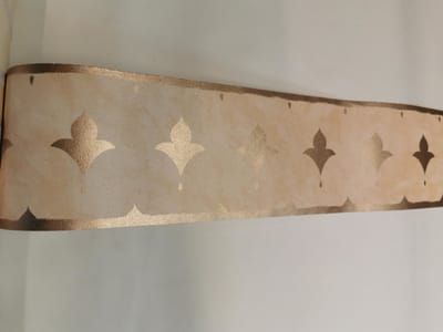 Behangrand beige goud kronen