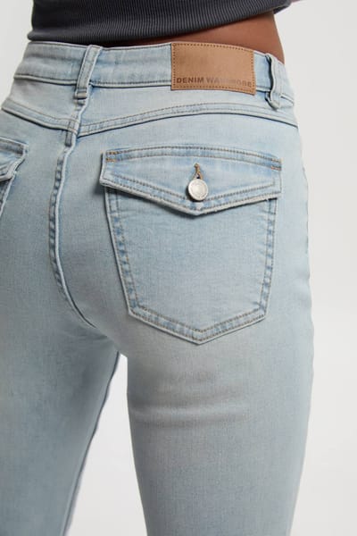 boohoo Dames Petite Mid Rise Y2K Bootcut Jeans | Bleach Wash | Maat: 16