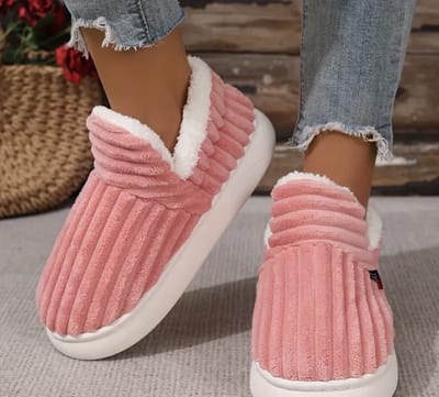 Een paar unisex casual warme winterschoenen, met volledig afgesloten slippers met zachte zool en gestreepte warme korte pluche kleur roze maat 42-43