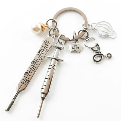Wit zilverkleurige medische sleutelhanger set met thermometer en spuit hanger – sleutelhanger voor dames en heren – decoratieve keychain met zorg thema, meerdere bedels en sleutelring