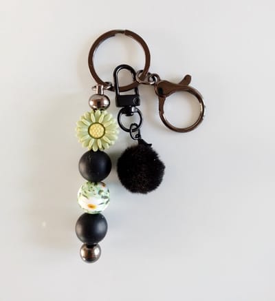 Sleutelhanger, tashanger met kralen en fluffy bolletje | zwart, groen