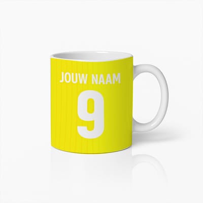 Personaliseerbare Sportshirt Mok - 'Jouw Naam & Nummer' – Gepersonaliseerde Gele Keramische Koffiebeker voor Fans