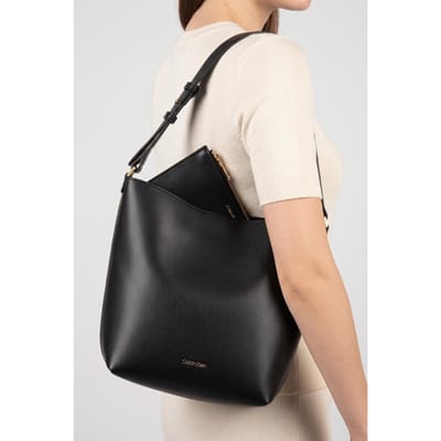 Calvin Klein Foil Logo Medium Bucket Bag Black/toasted Coconut Taglia: OS | Borse a mano Outlet | Donna | Nero