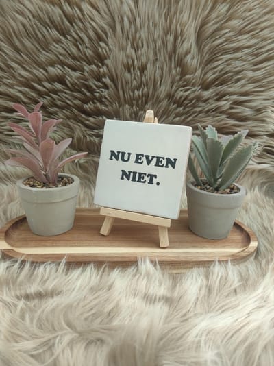 Robuust Wenstegeltje – Hip trendy tegeltje – Nu Even Niet – Wit Keramiek met Zwarte Tekst – 10x10 cm – Grappige Wanddecoratie voor Thuis of Kantoor – Cadeau met Knipoog – Trendy nu