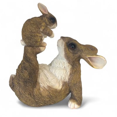 Haas met jong Beeld - 27cm hoog - leuk voor pasen - polyresin - polystone - Decoratie - Woonaccessoires - Beeld