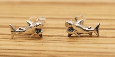Zilveren oorknopjes haai - kleine oorknopjes van een zee haai - stoere haaien oorbellen gemaakt van 925 zilver - kleine haaien oorknoppen van sterling zilveren - zilveren oorknopjes van stoere dieren