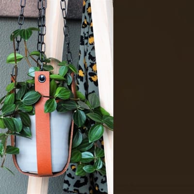 Leren plantenhanger | DONKERBRUIN (i.c.m. zwarte ketting)