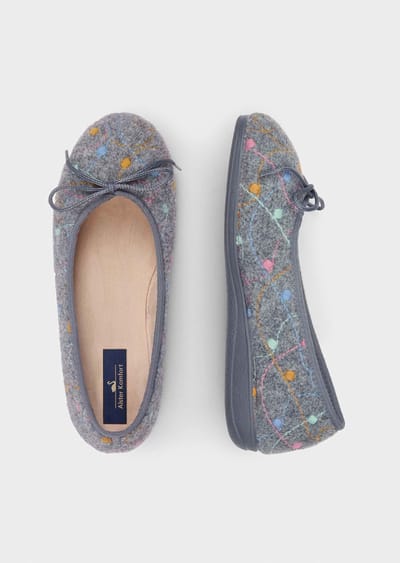 Pantoffels met delicaat borduurwerk - grijs / gedess. - Gr. 36 van Goldner Fashion