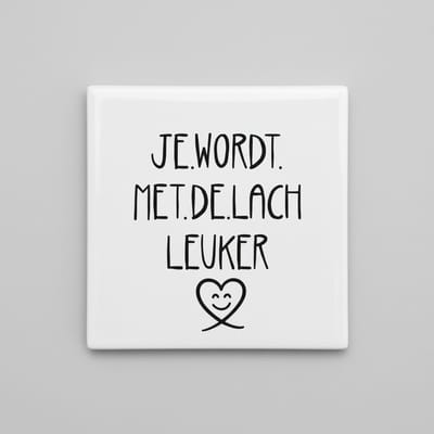 Je Wordt Met De Lach Leuker Decoratieve Tegel – Positieve Tekst Wanddecoratie – Keramische Tegel 15 × 15 cm
