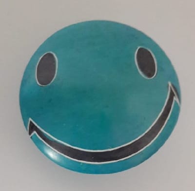 Nog meer sfeer in uw woonomgeving met deze prachtig handgemaakte smiley! Een bijzondere smiley gemaakt van speksteen, een zachte natuursteen. Vind een gezellig plekje in je huis, serre/tuinkamer of in de werkkamer. Voor uzelf of Bestel Een Kado.