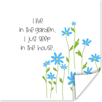 Poster Quotes - Spreuken - I live in the garden I just sleep in the house - 100x100 cm XXL
