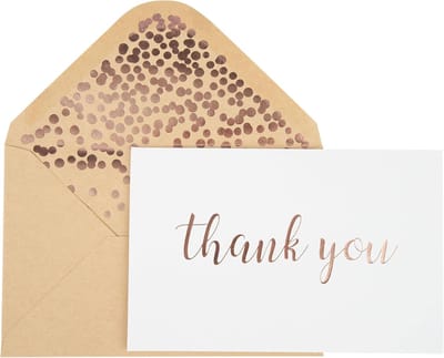 50 witte dankjewel kaarten met rose gouden foil tekst op getextureerd papier, inclusief 52 kraft enveloppen met rose gouden embossing, formaat 4"x6"
