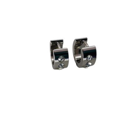 Chirurgisch staal zilverkleurig oorringen met 3 kleine kristal van 1 mm.