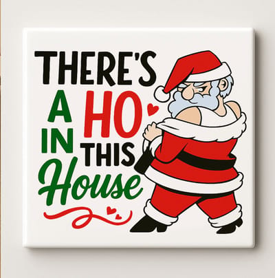 There’s a Ho in This House Keramische Tegel – Ondeugende Grappige Kerstman Wanddecoratie – Feestelijke Kerst Woondecoratie – 15 × 15 cm
