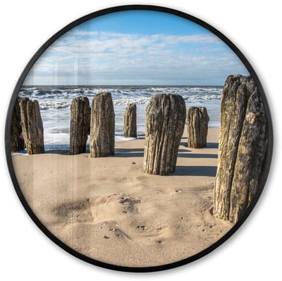 Poster in lijst Rond - Fotolijst 60x60 cm - Posters - Zand - Strand - Paal - Water - Zomer - Ronde posterlijst zwart - Decoratie - Wanddecoratie woonkamer - Muurdecoratie slaapkamer