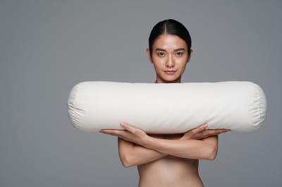 Guling.nl Gulings - Wit Katoen Hoes / Overtrek – Large ~95 cm – Wasbaar – Let op: ALLEEN een overtrek – het kussen zelf zit niet inbegrepen. Extra wisselsloop voor gulings – ook geschikt voor andere rolkussens van ca. 80-100 cm – met strik sluiting