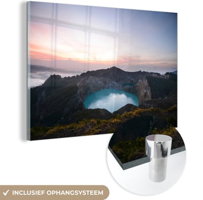 ® Glasschilderij 180x120 cm - Schilderij acrylglas - Zonsopgang bij de vulkaan Kelimutu in het nationaal park Kelimutu - Foto op glas - Muurdecoratie woonkamer - Wanddecoratie slaapkamer - Schilderijen