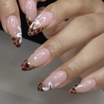 Set van 24 Nepnagels in 12 Maten met Franse Luipaard- en Bloemenpatronen voor Feestjes en Dagelijks Gebruik, Amandelvormige Nageltips in Bruin