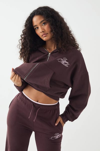 Dames DSGN Studio Contrast Script Boxy Crop Zip Through Hoodie | Chocoladebruin | Maat: XS
