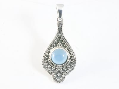 Bewerkte zilveren hanger met blauwe chalcedoon
