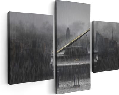 Artaza Canvas Schilderij Drieluik Piano in de Regen voor een Stad - 90x60 - Foto Op Canvas - Canvas Print