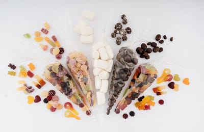 Candy Freaks Vegan Snoep & Chocolade cadeau pakket 880 gram - Biologisch - Glutenvrij - Gelatinevrij - Halal - Veganistisch - Ramadan - Sinterklaas en kerst