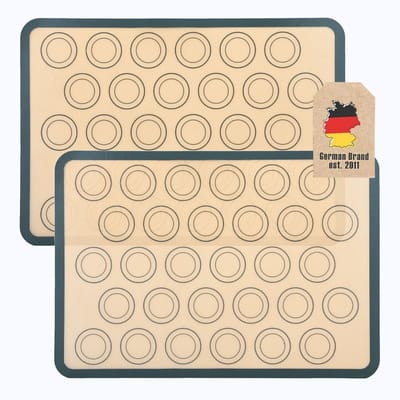 Intirilife 2x herbruikbare siliconen macaron bakmat in grijsbruin met afmeting 42 x 29,5 cm - Bakmat Kookgerei Bakmat Deegroller