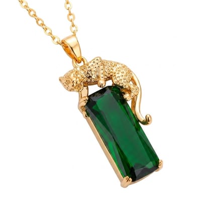 Goudkleurige ketting met panter en groene steen – ketting voor heren en dames – dierenhanger – elegant design met rechthoekige steen