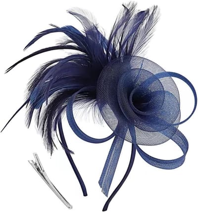 Elegante marineblauwe fascinator met kanten veren, perfect voor bruiloften, tuinfeesten en theekransjes als haaraccessoire voor dames