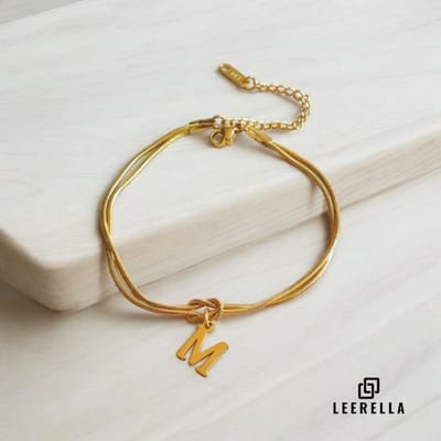 Leerella | M | Stijlvolle Letter Armband van Hoogwaardig RVS in Goudkleur met Initialen – Perfect voor Dames en Heren | Luxe Accessoire met Persoonlijke Touch Moederdag, Valentijnsdag en Verjaardag Cadeau 16+5cm