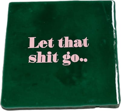 Hippe tegeltje met tekst: Let that shit go | Dennengroen met pastel roze | Gepersonaliseerde cadeau | Hippe Spreuktegel | Nieuwe woning cadeau | Housewarming cadeau